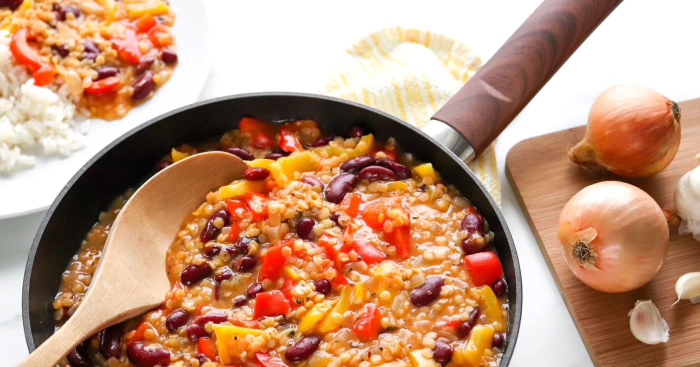 Papukastike paistinpannulla.