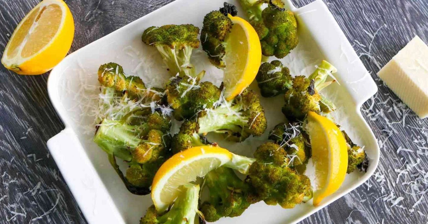 Paahdettu parsakaali parmesaanin ja sitruunalohkojen kanssa.