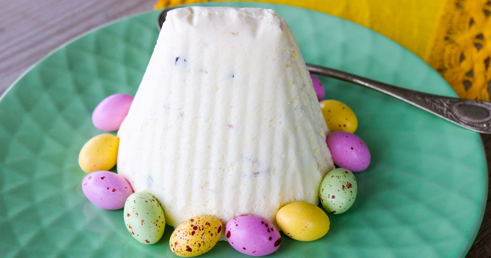 Pasha, joka on valutettu suodatinpussissa ja koristeltu pääsiäiskarkeilla.