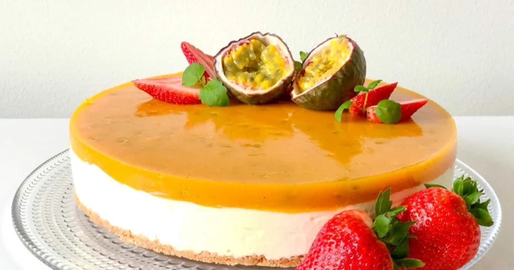 Passionjuustokakku, jossa on pinnalla keltainen kiille.