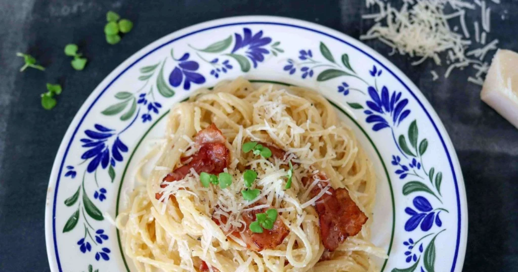 Pasta carbonara -annos lautasella.