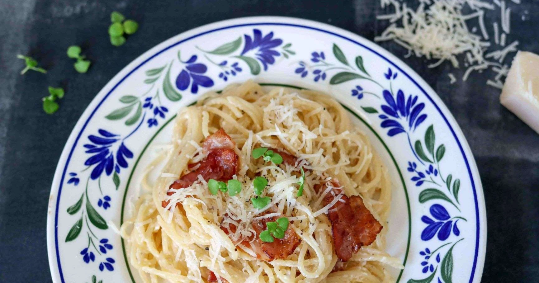 Pasta carbonara -annos lautasella.