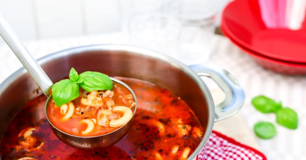 Jauheliha-pastakeitto, jota nostetaan lautaselle teräksisellä kauhalla