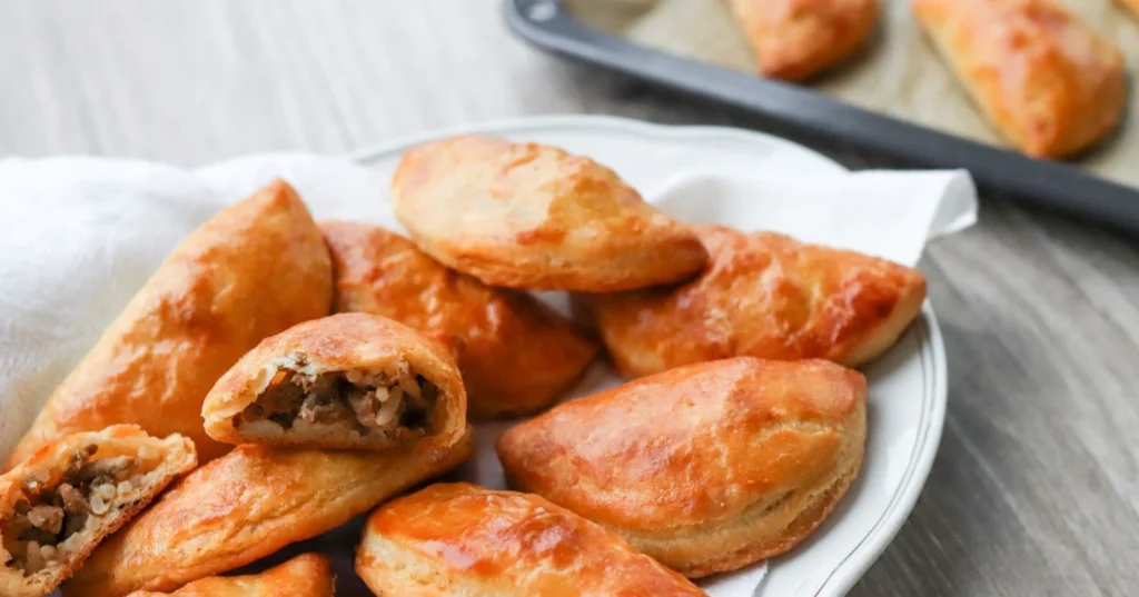 Pasteijat soikealla lautasella.