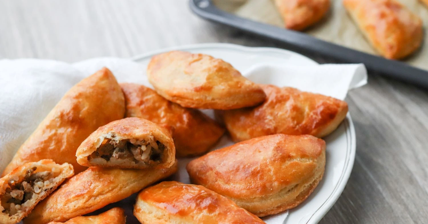 Pasteijat soikealla lautasella.