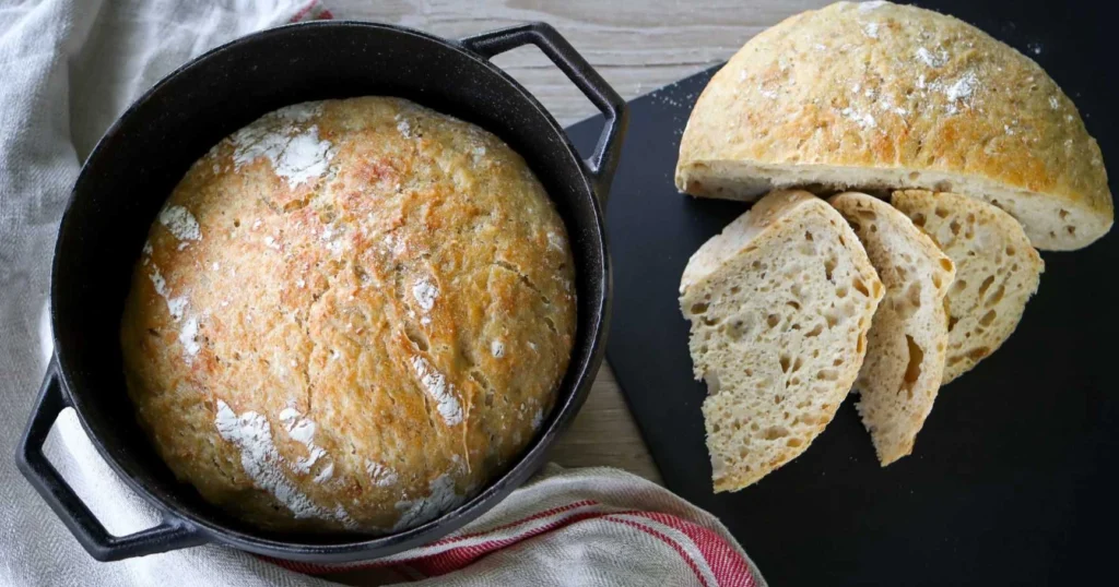 Pataleipä paistetaan padassa tai kattilassa.