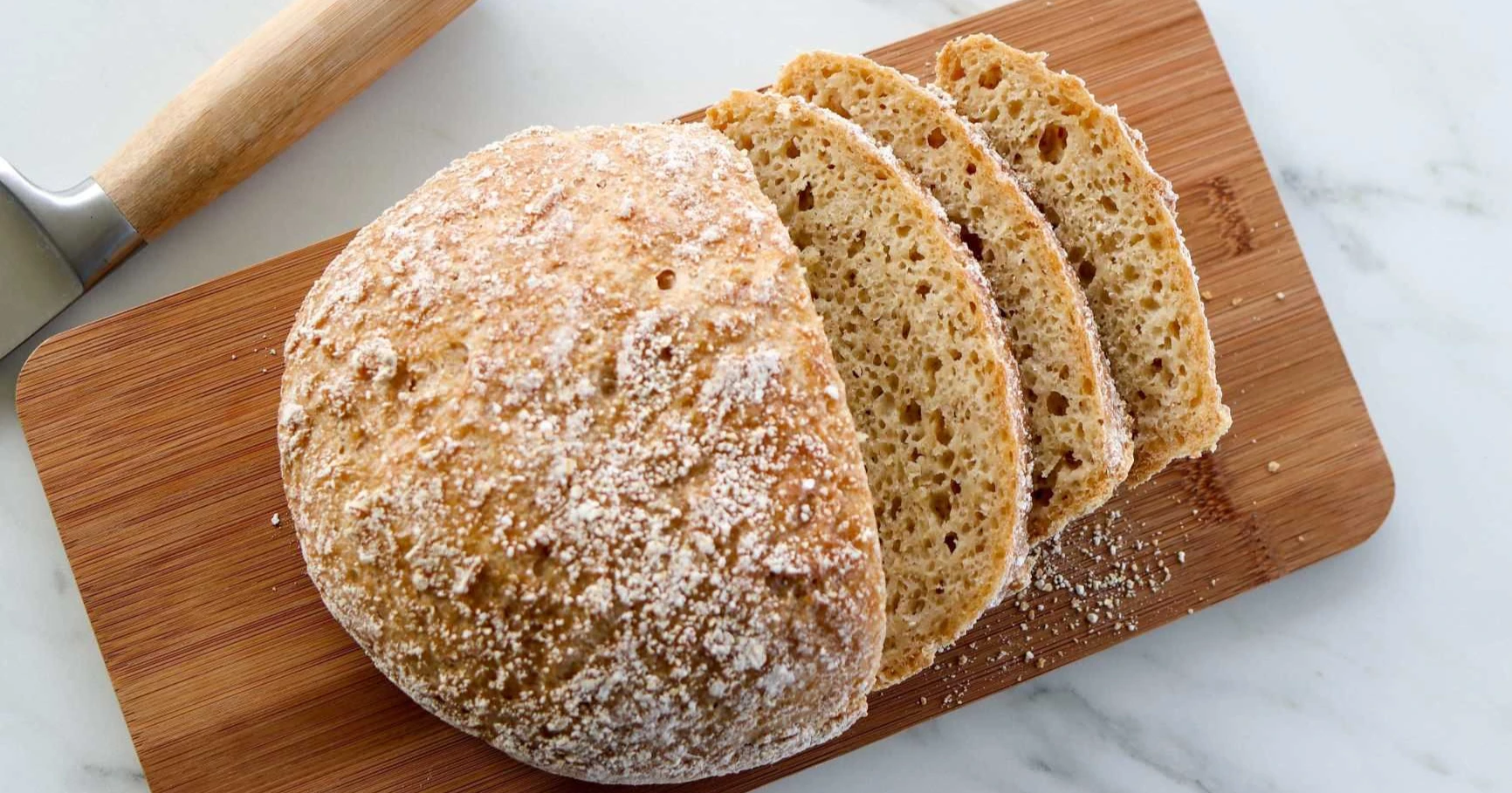 Gluteeniton pataleipä, josta osa on viipaloitu.