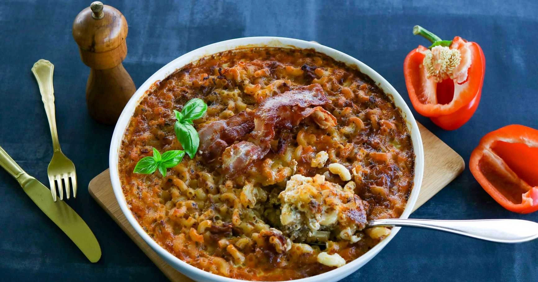 Pekonilla höystetty makaronilaatikko uunivuoassa.