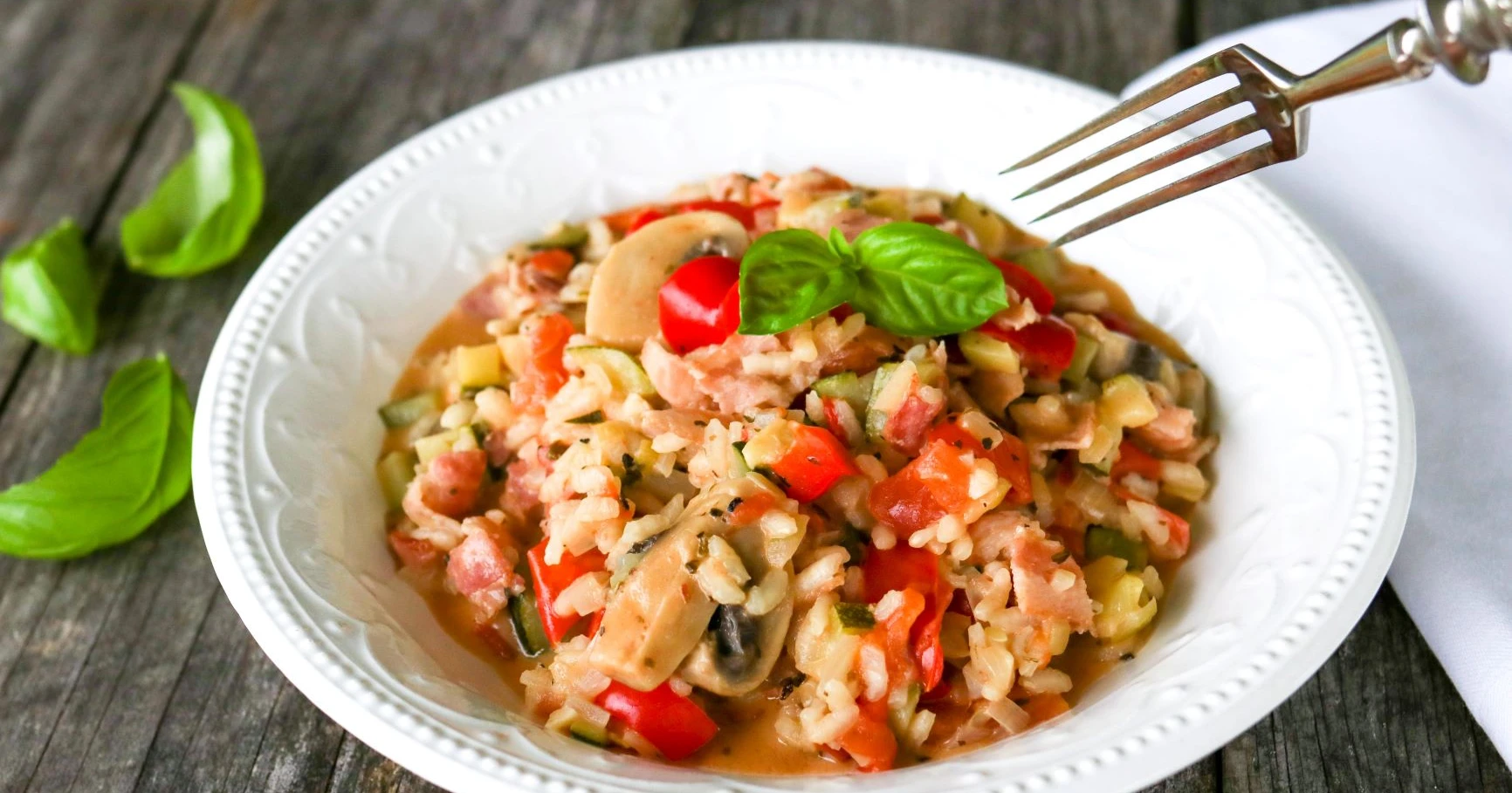 Pekonirisotto tuoreen basilikan kera.