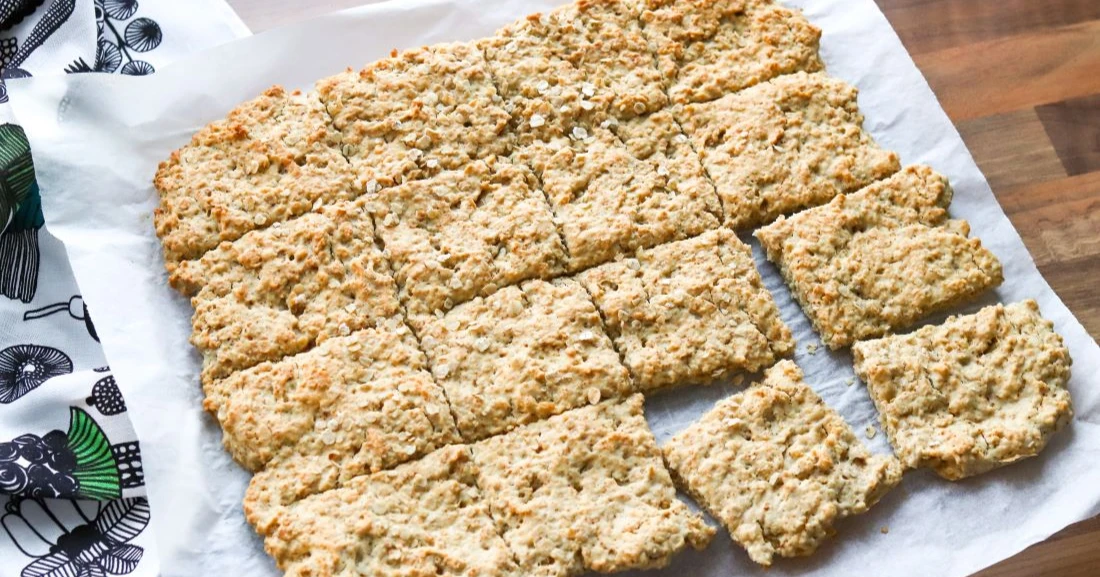 Peltiteeleipää leivinpaperin päällä paloiksi leikattuna.