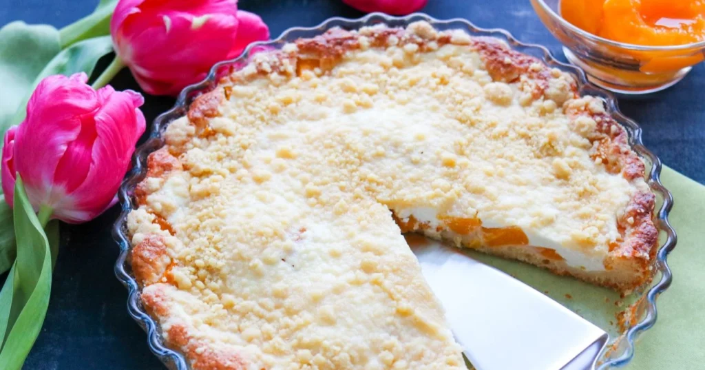 Persikka-murupiirakka saa päälleen taikinamurua.