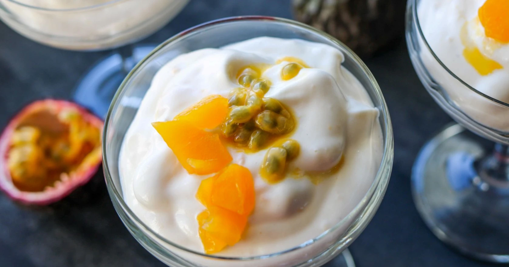 Persikka-passionrahka on maukas jälkiruoka tai keväinen välipala.