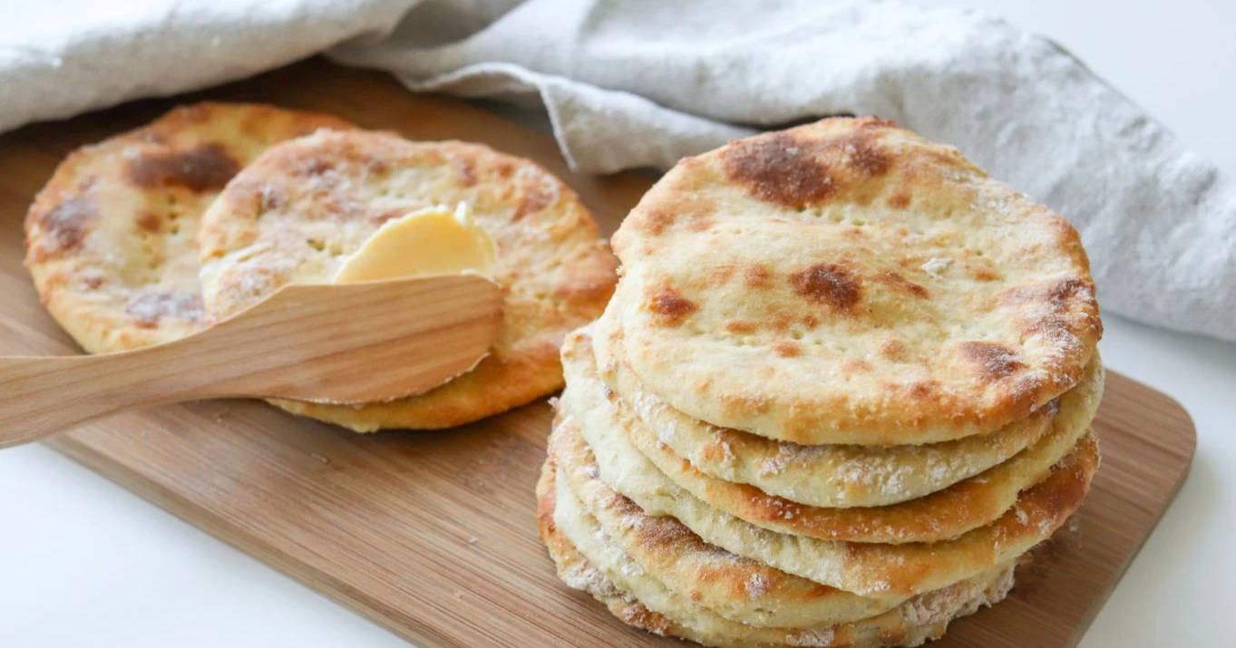 Perunarieskat pinossa paistamisen jälkeen.