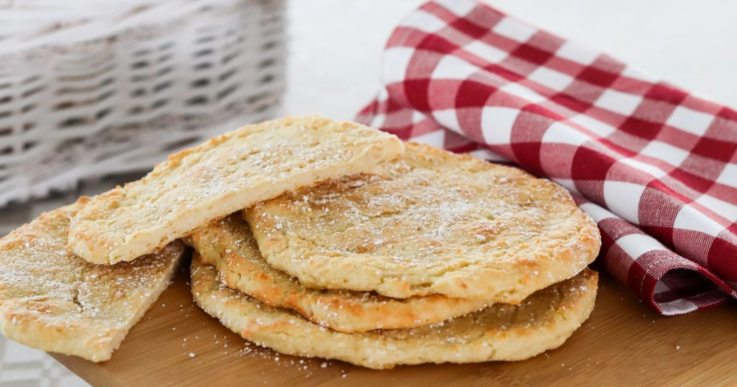 Gluteenittomat perunarieskat pinossa leikkuulaudan päällä.