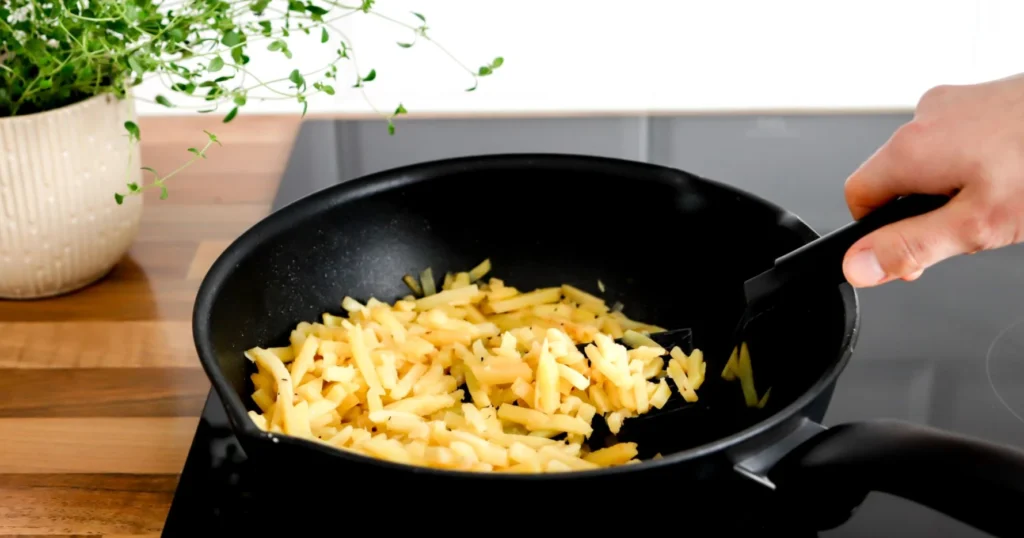 Perunasipulisekoitus pannulla paistumassa