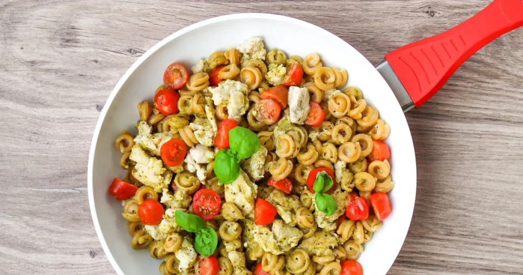 Pesto-broileripannu valmistuu yhdessä astiassa.