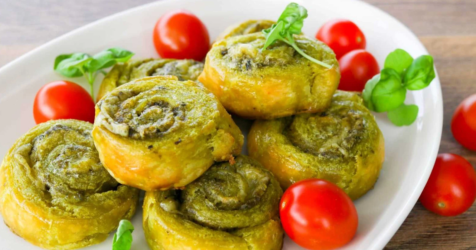 Pestohyrrät ja minitomaatteja lautasella.