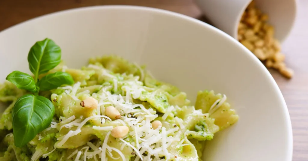 Pestopasta lautasella pinjansiementen kera.