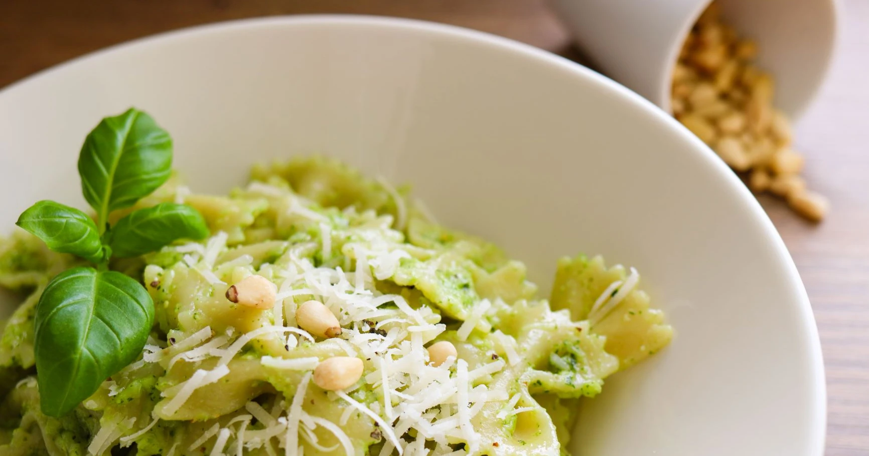 Pestopasta lautasella pinjansiementen kera.