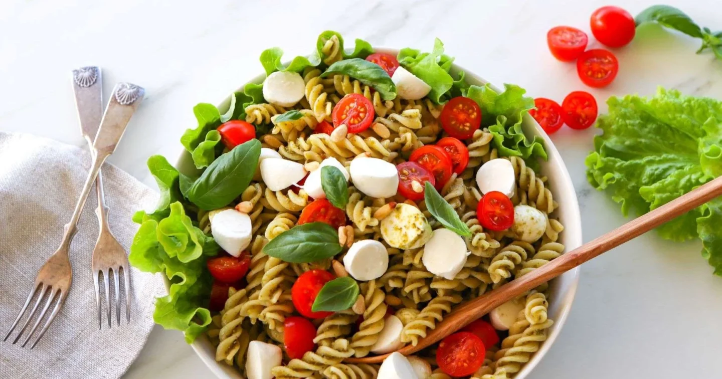 Pesto-pastasalaatti pienten tomaattien kera.