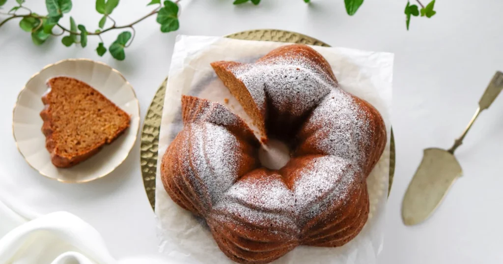 Piimäkakku, joka on koristeltu tomusokerilla.