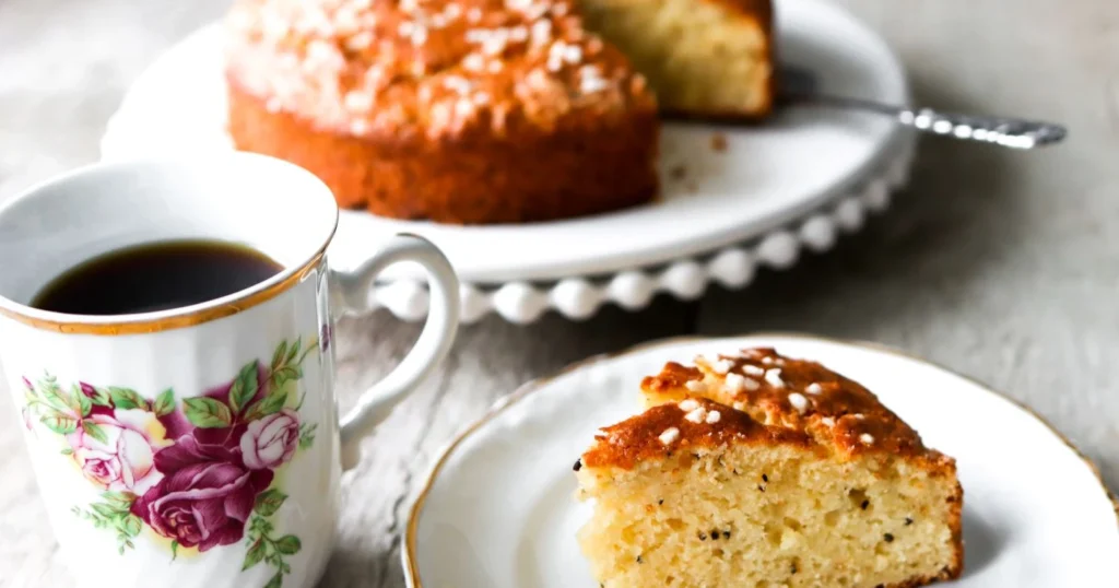 Pikapulla-pala kahvimukillisen vierellä.