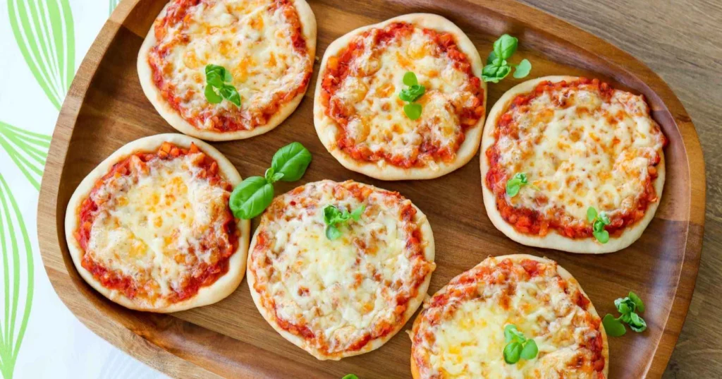 Pikkupizzat puisella tarjottimella.