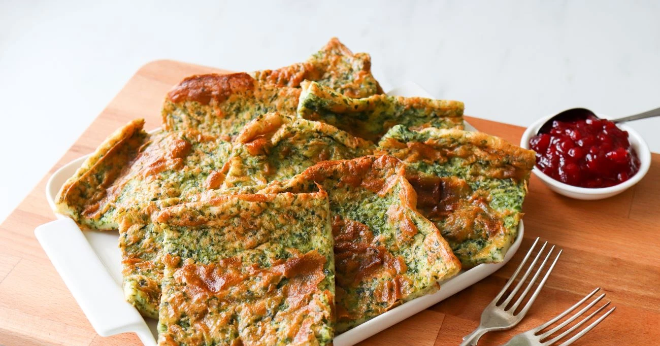 Pinaattipannukakku neliskulmaisiksi paloiksi leikattuna.