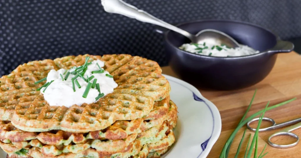 Pino pinaattivohveleita tonnikalatäytteen kanssa.