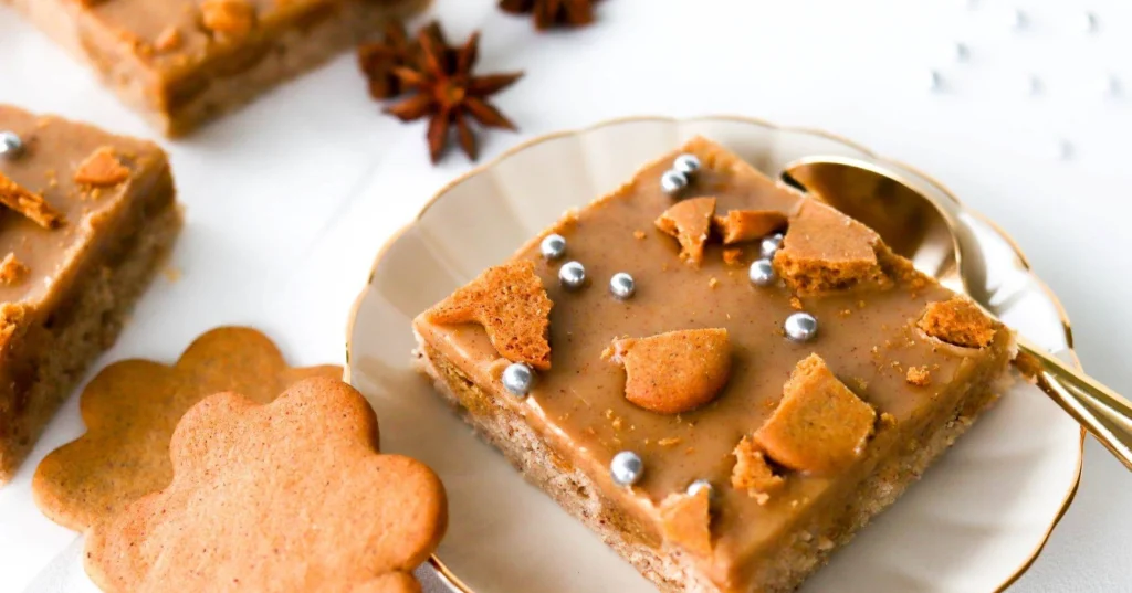 Piparimokkapala hopeahelmikoristein lautasella.