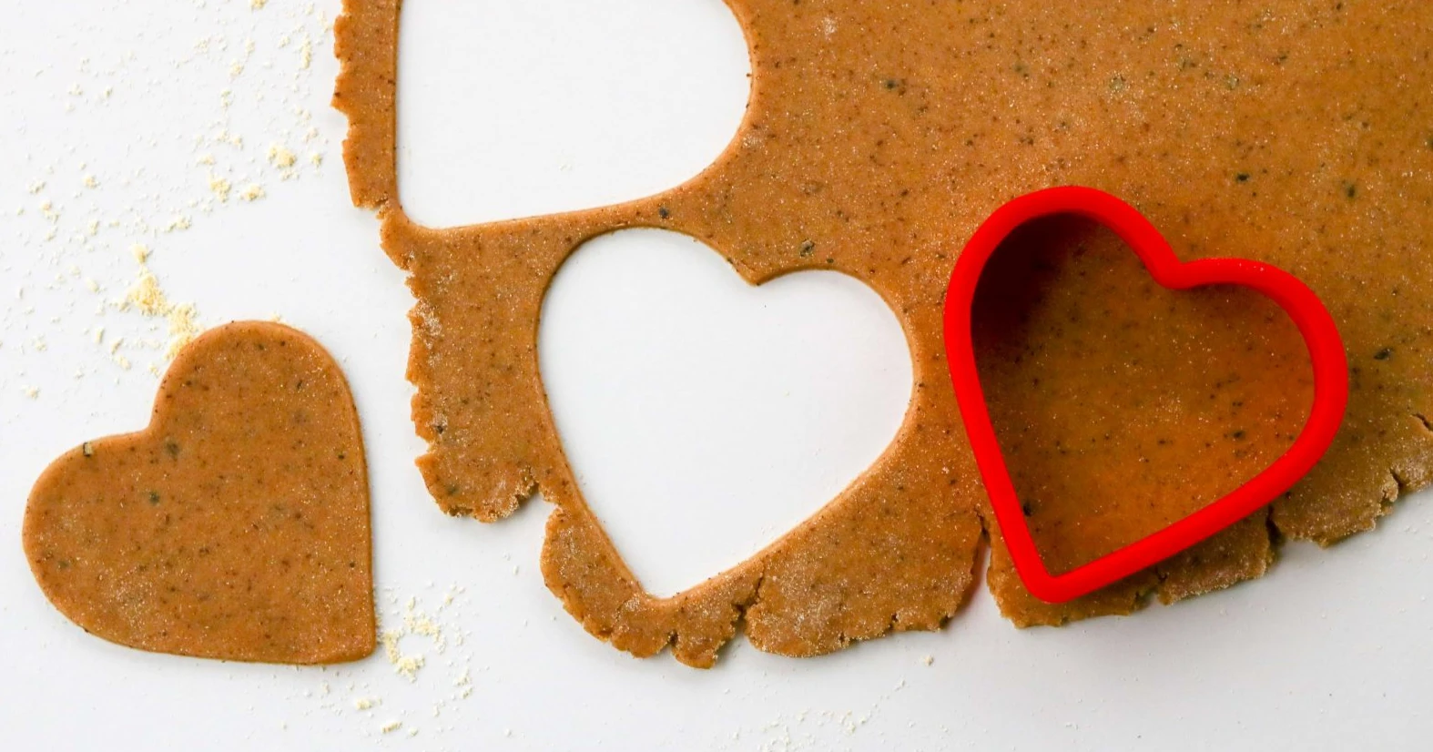 Gluteeniton piparitaikina kaulittuna pöydällä.