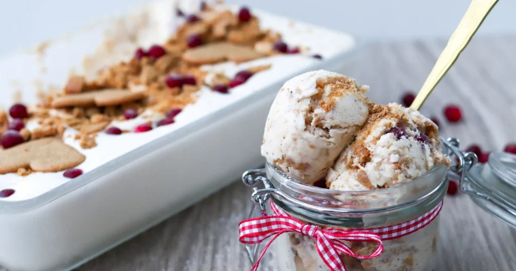 Piparkakkujäätelö karpaloiden kanssa.