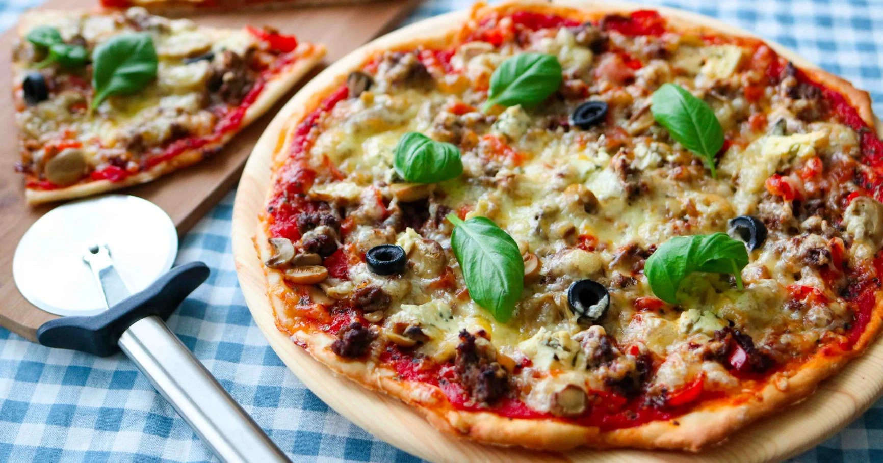 Jauhelihapizza ja pizzaleikkuri.