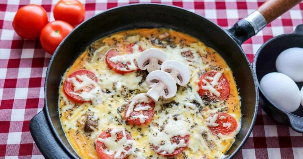 Pizzamunakas valurautaisella paistinpannulla.