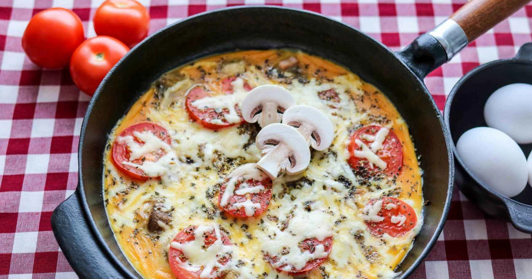 Pizzamunakas valurautaisella paistinpannulla.