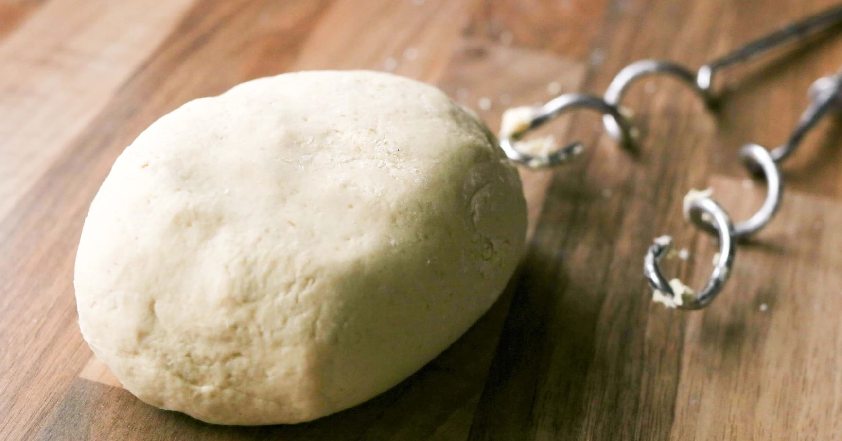 Gluteeniton pizzapohjan taikina pöydällä.