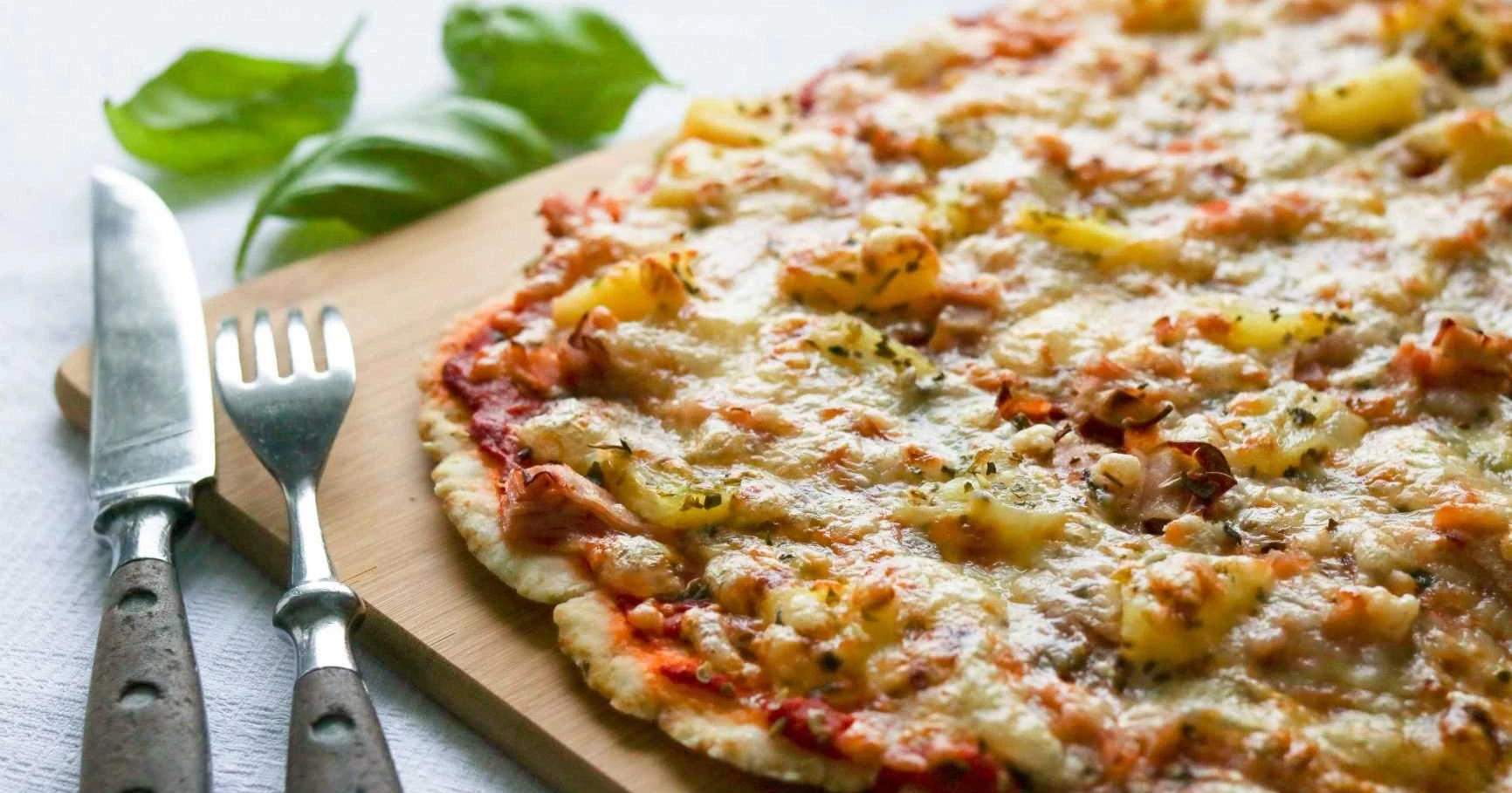 Herkullinen gluteeniton pizzapohja, jonka pohja on kohotettu leivinjauheella.