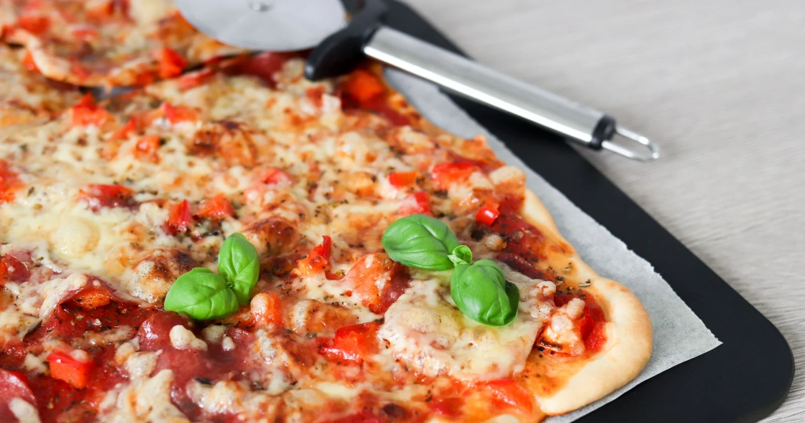 Pizzataikina täytettynä ja paistettuna.