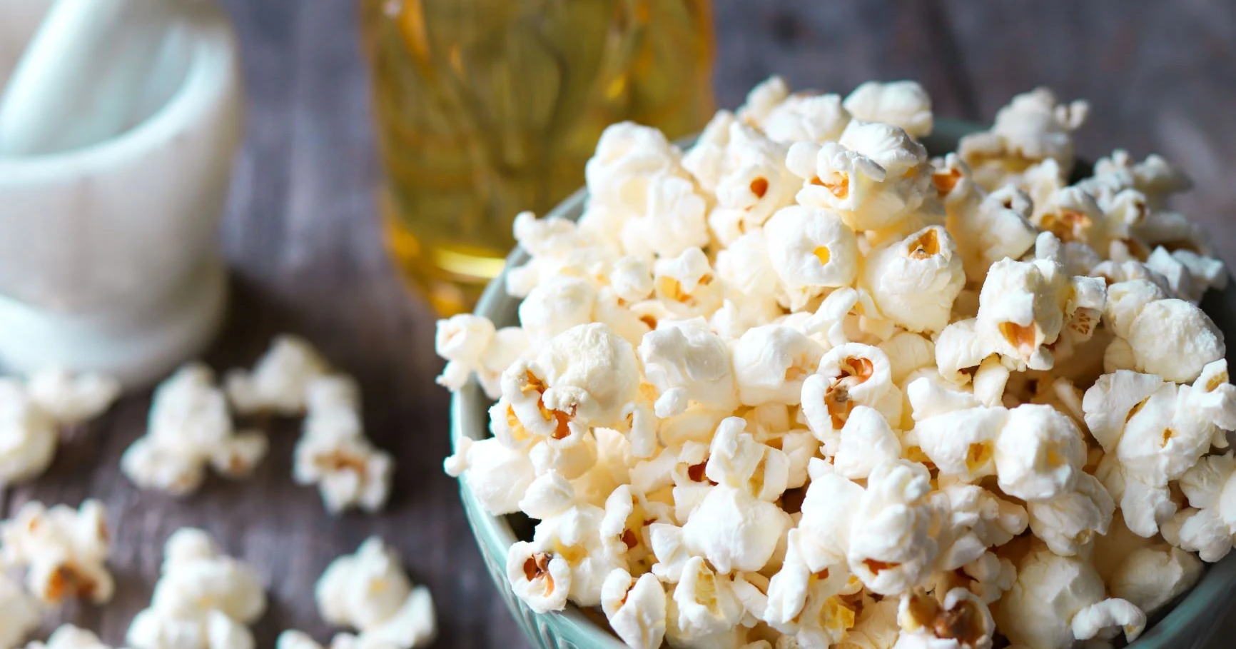 Kattilassa tehty popcorn tarjoilukulhossa.