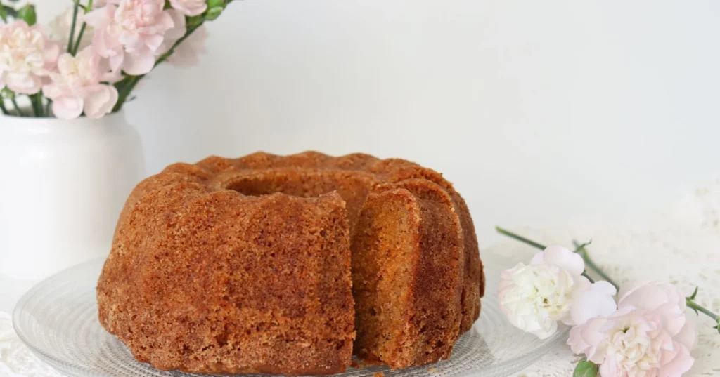 Porkkana-kuivakakku tarjoilulautasella.