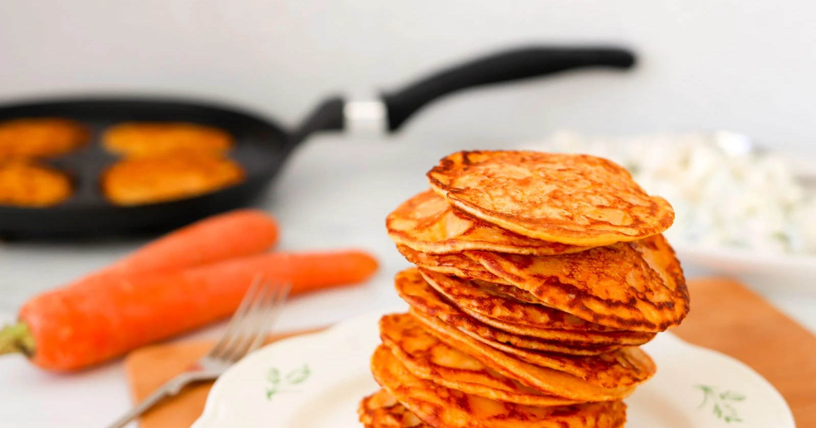 Itse tehdyt porkkanaletut pinossa lautasella.