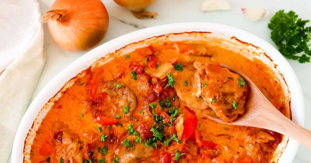 Porsaan sisäfileestä paistettuja pihvejä mehevässä kastikkeessa.