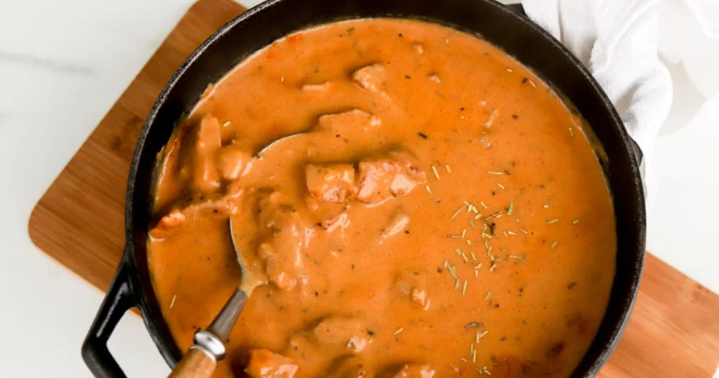 Kermainen possupata valurautaisessa astiassa.