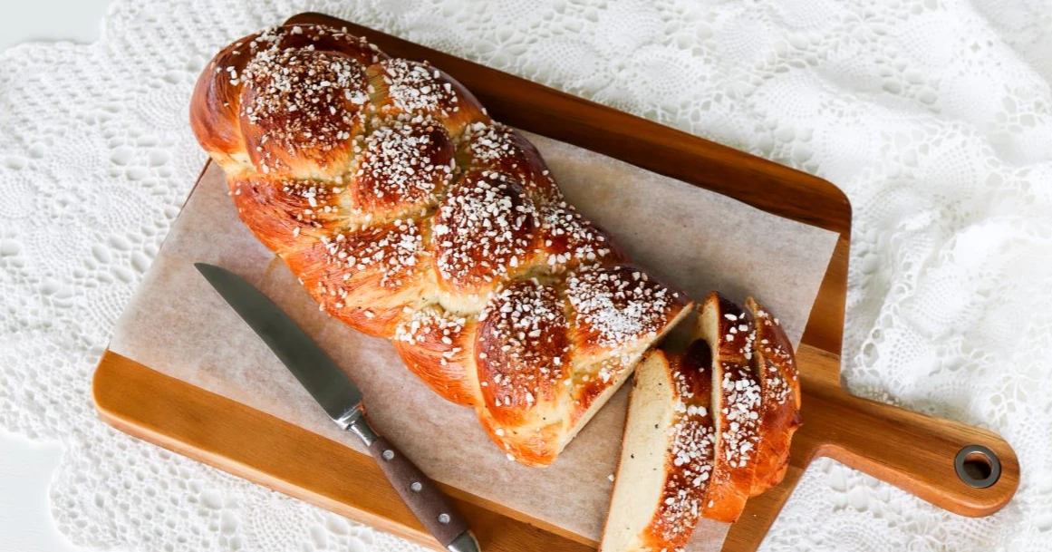 Pullapitko vanhanajan pitsiliinan ja leikkuulaudan päällä.