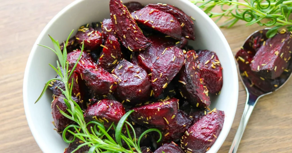 Uunissa paistettuja punajuuria kulhossa.