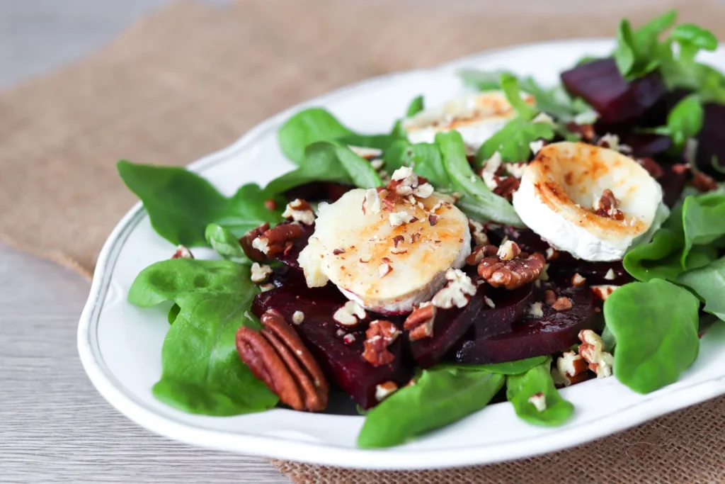 Punajuuri-vuohenjuustosalaatti laakealla vadilla.