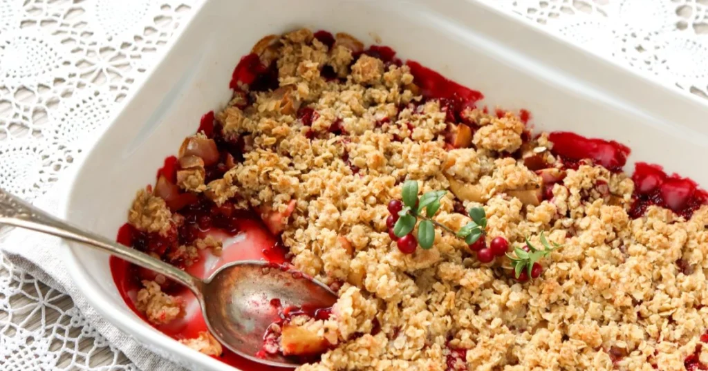 Kaura-puolukkapaistos valkoisessa uunivuoassa.