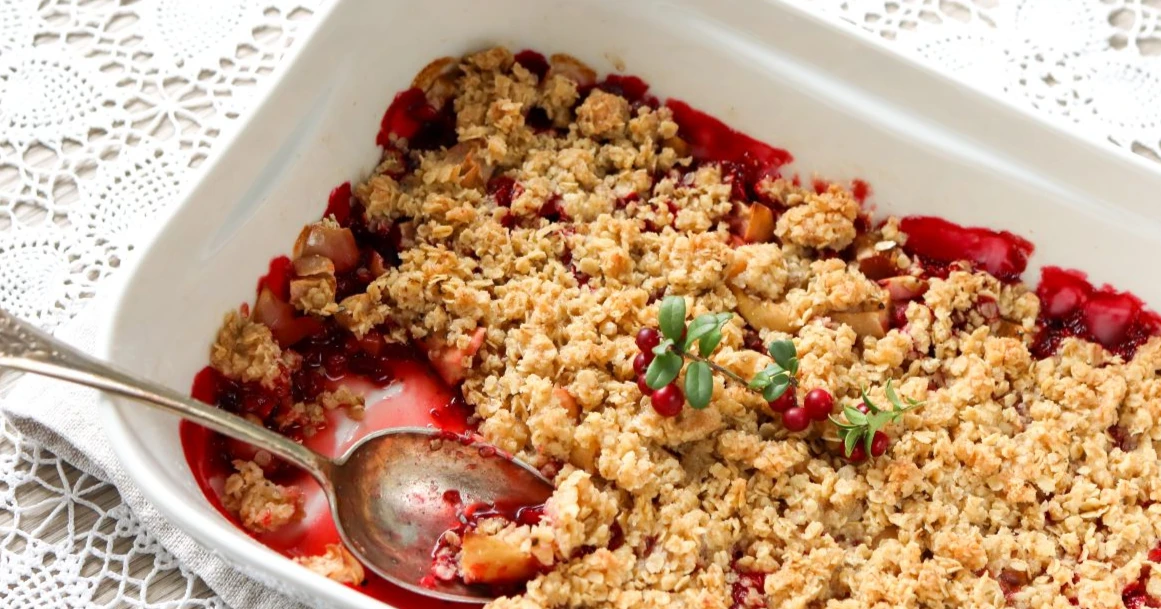 Kaura-puolukkapaistos valkoisessa uunivuoassa.