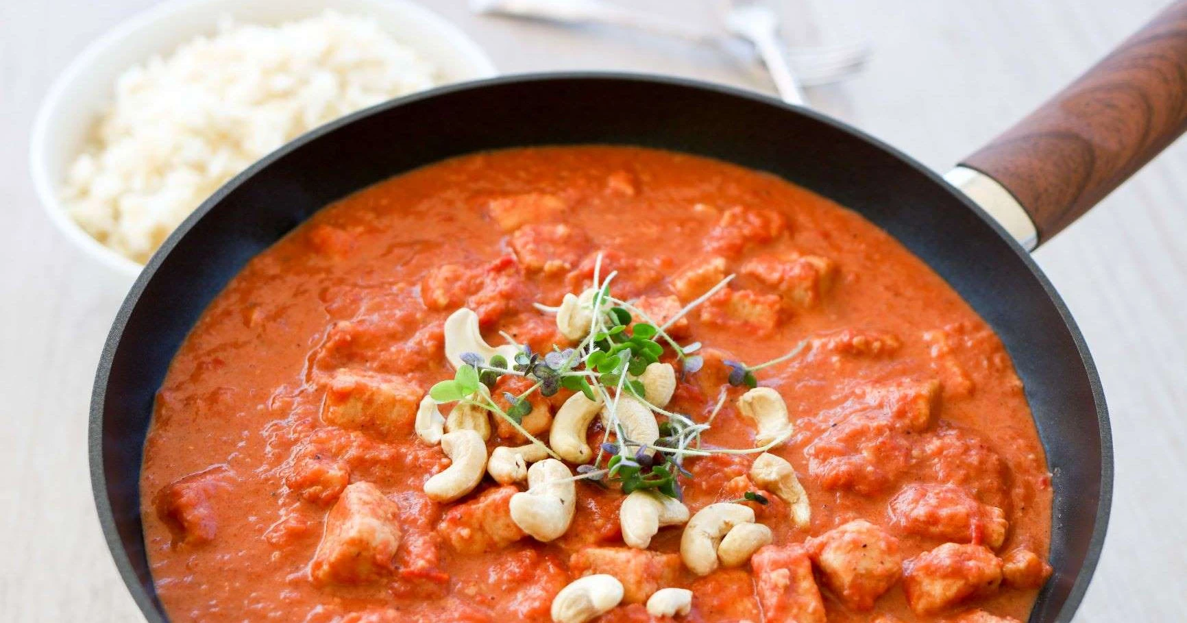 Quorn-kastike paistinpannulla.