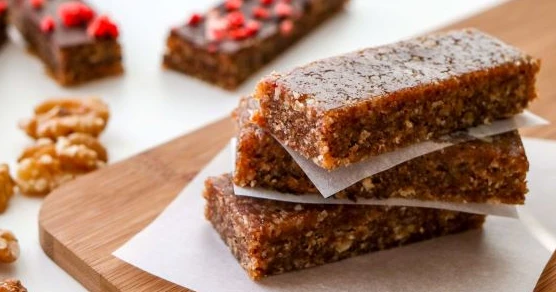 Raakapatukat leikkuulaudan päällä.